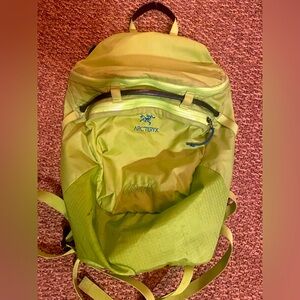 Arc’teryx cierzo 18 lime green mini backpack